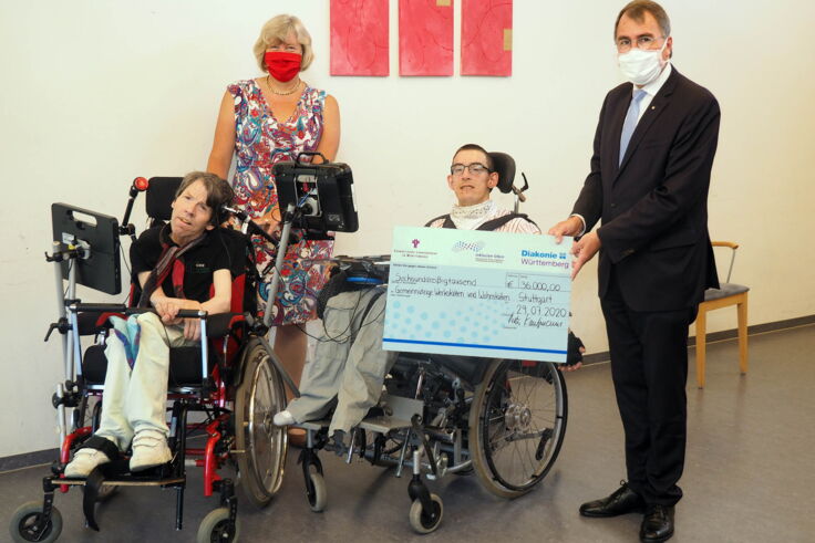 Oberkirchenrat Kaufmann übergibt Scheck